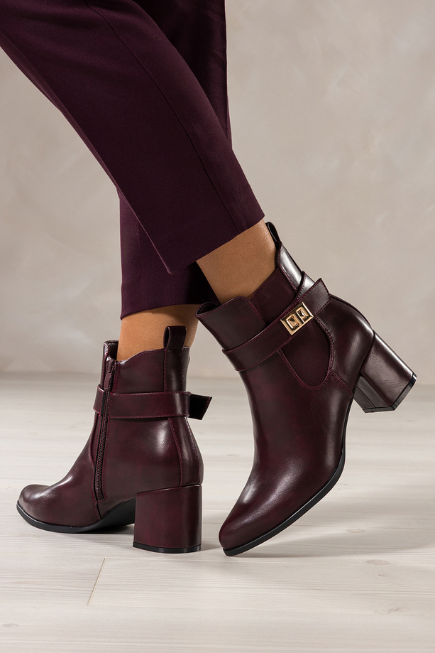 Bordowe botki damskie na szerokim słupku guma w cholewce pasek ze złotą ozdobą Carla 4160