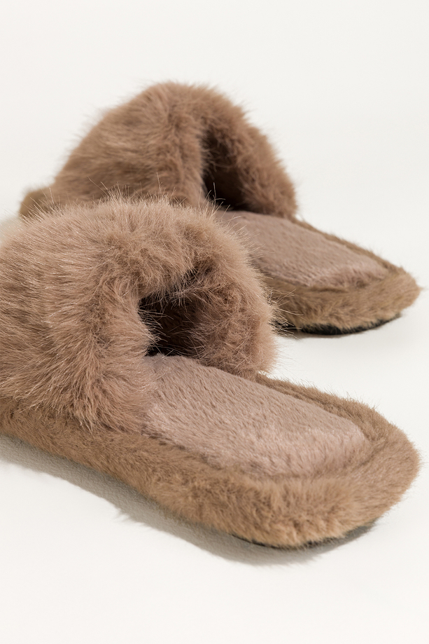 Ciemnobeżowe kapcie damskie obuwie domowe futrzane szeroki pasek z futerkiem Casu UO960