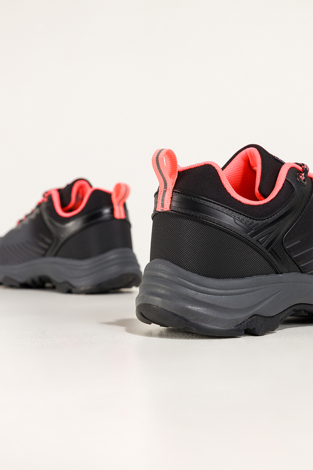 Ciemnoszare buty trekkingowe damskie buty sportowe softshell na bieżnikowanej podeszwie koralowe wstawki sznurowane Carla EY0976-6