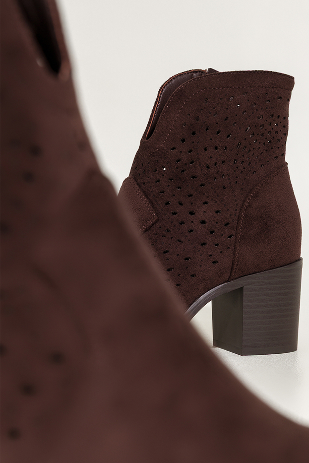 Czekoladowe botki damskie ażurowe na słupku wycięta cholewka Carla S749-3