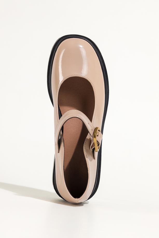 Beżowe półbuty damskie lakierowane Mary Jane z paskiem czarna bieżnikowana platforma Carla S986