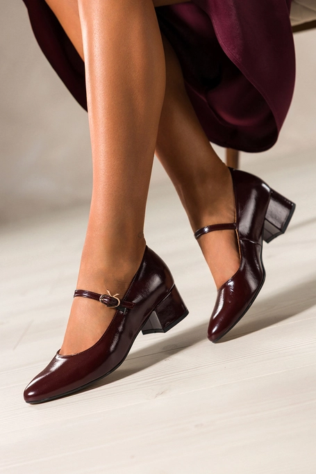 Bordowe czółenka skórzane lakierowane damskie Mary Jane z paskiem na niskim klocku PRODUKT POLSKI Casu 7150-351