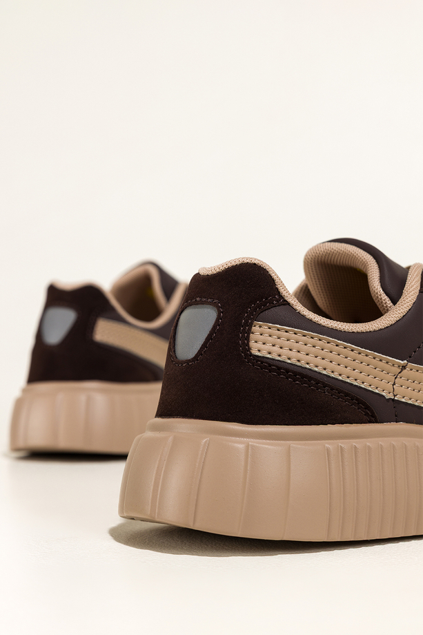 Czekoladowe sneakersy damskie buty sportowe na beżowej platformie sznurowane beżowe wstawki Carla OCX-1375