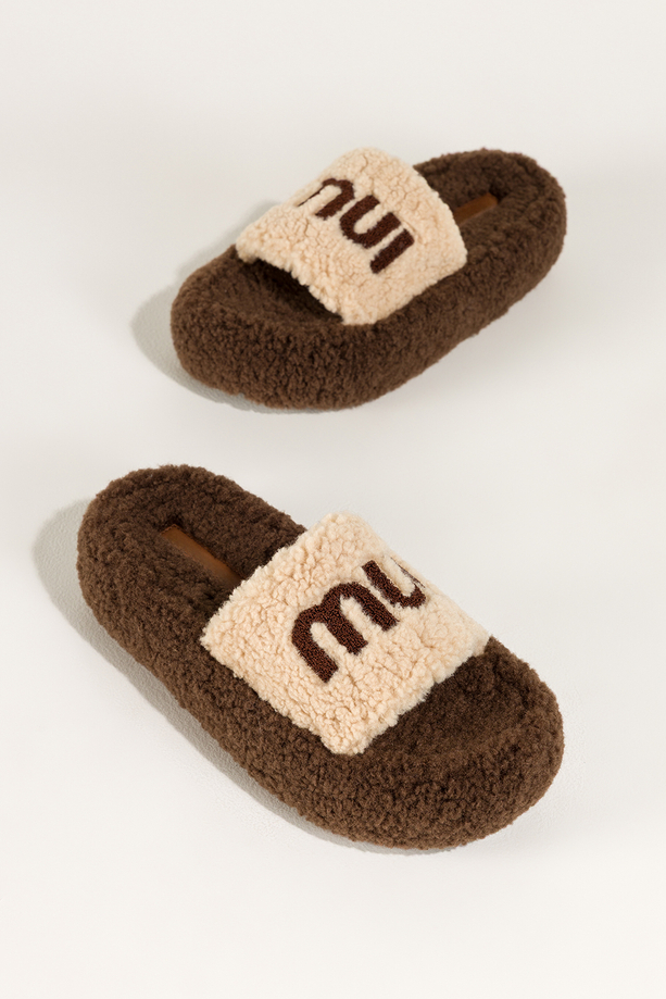 Beżowe kapcie damskie obuwie domowe z materiału typu baranek na brązowej platformie Carla UO967