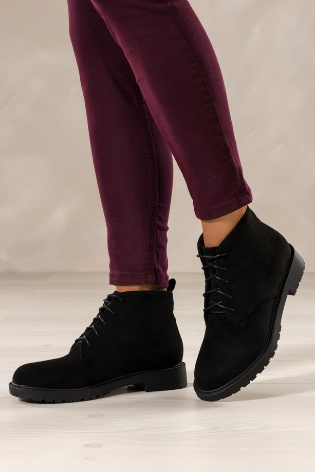 Czarne botki damskie na żłobionej podeszwie sznurowane Casu 8998-8