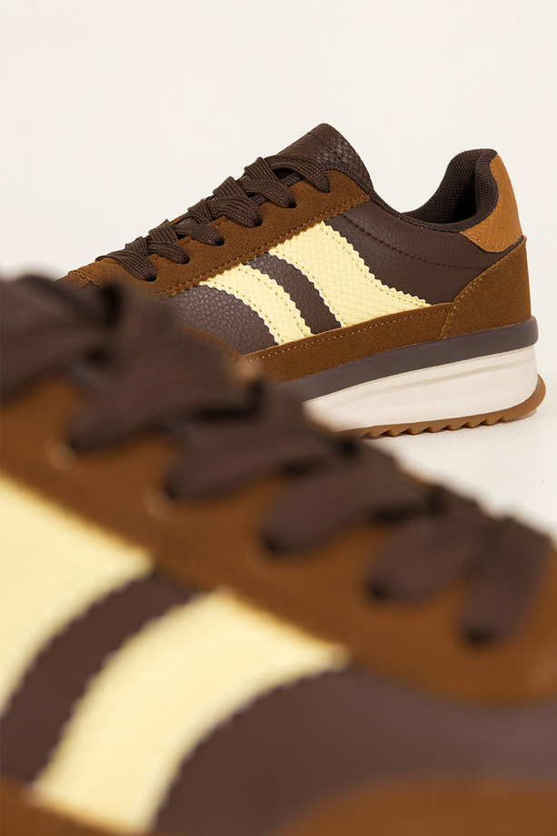 Camelowe sneakersy damskie buty sportowe na żłobionej podeszwie sznurowane beżowe wstawki Carla U76-692