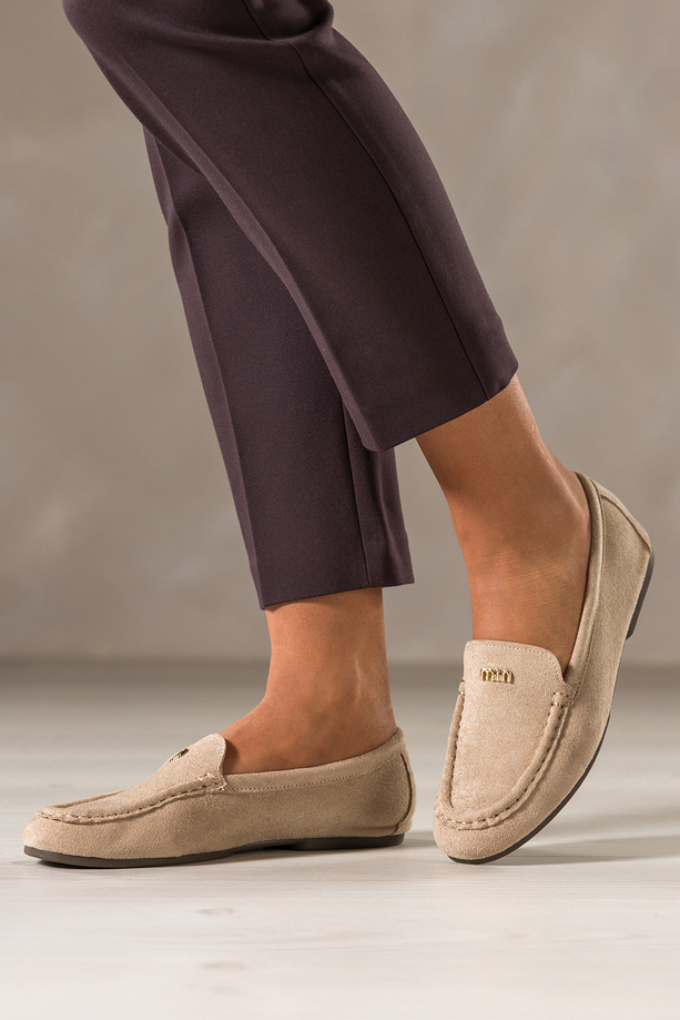 Beżowe mokasyny damskie półbuty płaskie ze złotą ozdobą skórzana wkładka Carla G341K