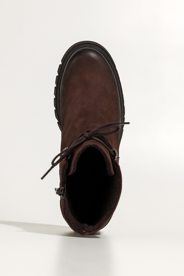 Czekoladowe botki skórzane damskie nubukowe na bieżnikowanej czekoladowej podeszwie przy sznurówkach ozdoby z cyrkoniami PRODUKT POLSKI Casu 8085