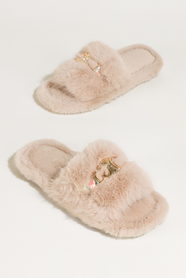Jasnobeżowe kapcie damskie obuwie domowe futrzane szeroki pasek ze złotą ozdobą Casu UO961