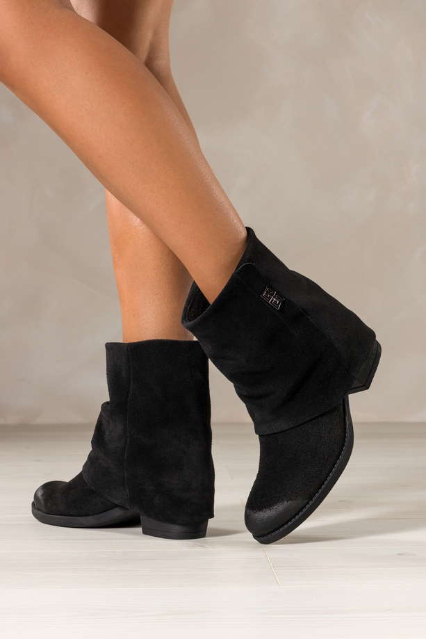 Czarne botki skórzane damskie kowbojki z szeroką marszczoną cholewką stalowa ozdoba ścięty obcas klocek PRODUKT POLSKI Casu 39454