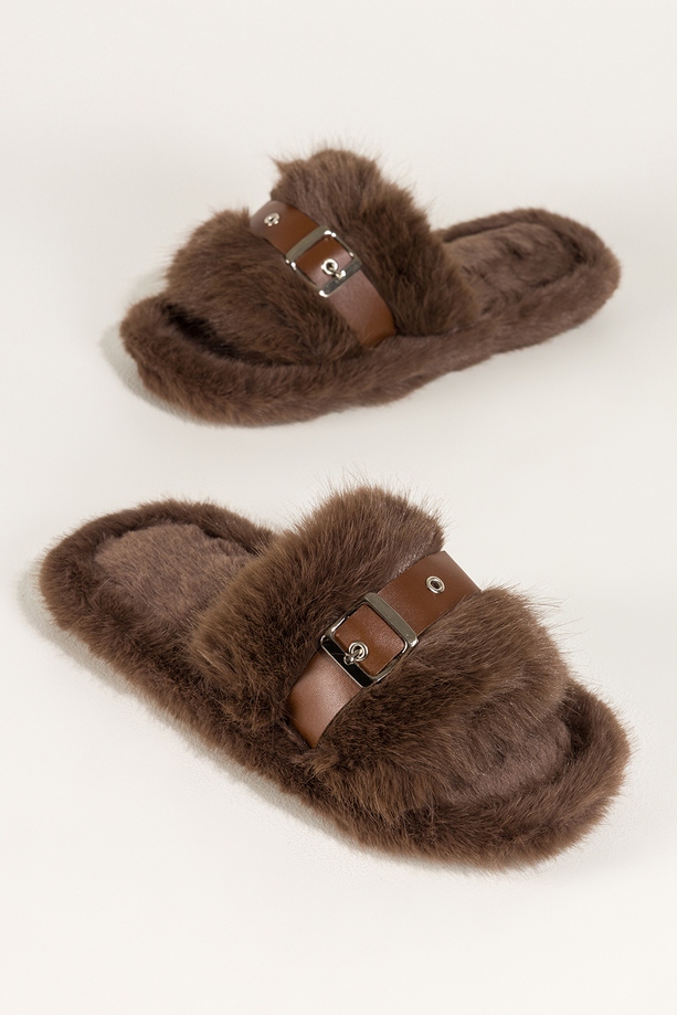 Brązowe kapcie damskie obuwie domowe futrzane brązowy pasek ze srebrną klamerką Casu NG-40