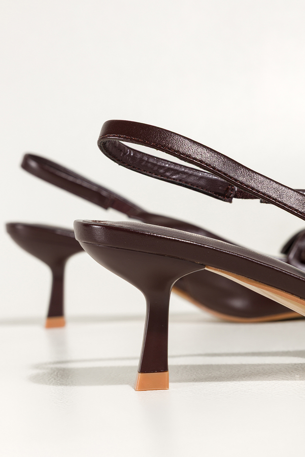 Czekoladowe czółenka damskie z kokardą obcas kieliszek odkryta pięta elastyczna guma w pasku Carla N892