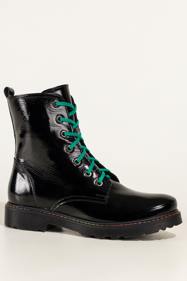 Czarne botki skórzane damskie lakierowane glany na bieżnikowanej podeszwie z przeszyciami sznurowane PRODUKT POLSKI Casu 7293-ELTZ