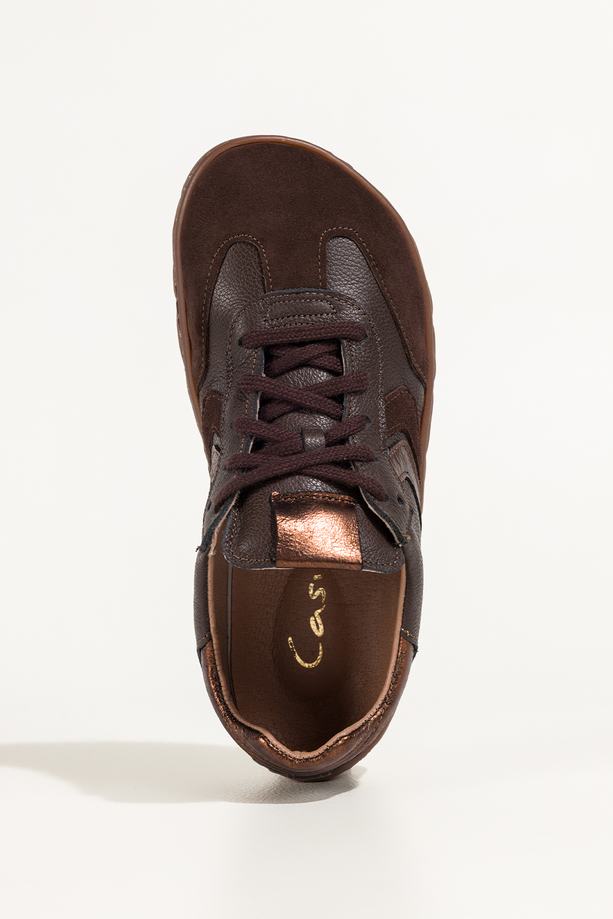 Czekoladowe sneakersy barefoot skórzane damskie szerokie na elastycznej żłobionej podeszwie miedziane wstawki sznurowane PRODUKT POLSKI Casu 89797