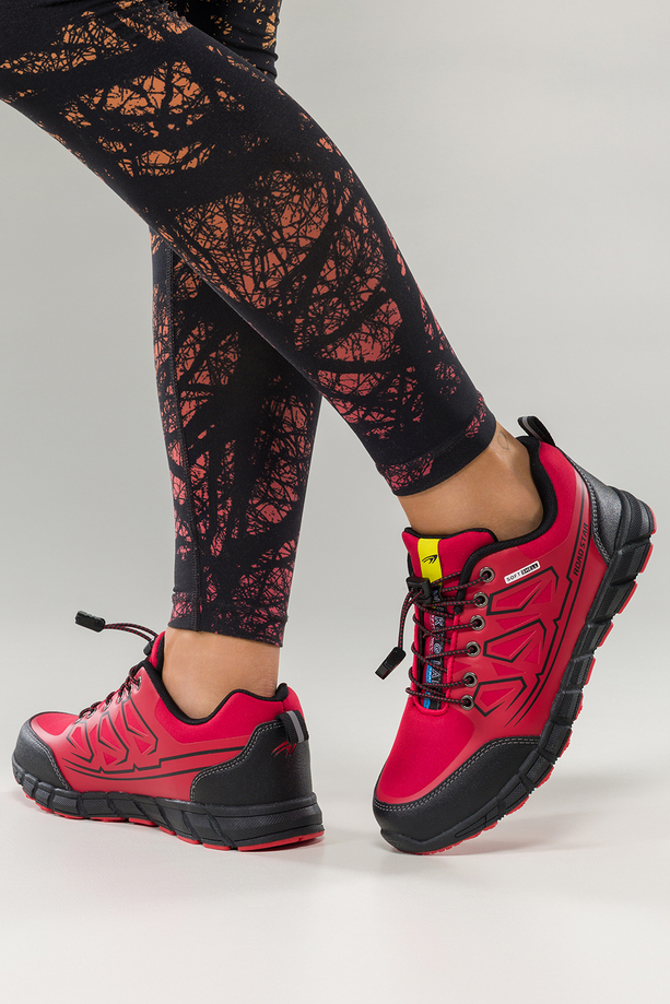 Czerwone buty trekkingowe damskie buty sportowe na bieżnikowanej podeszwie z regulowaną elastyczną sznurówką czarne wstawki softshell Casu 2309-3W