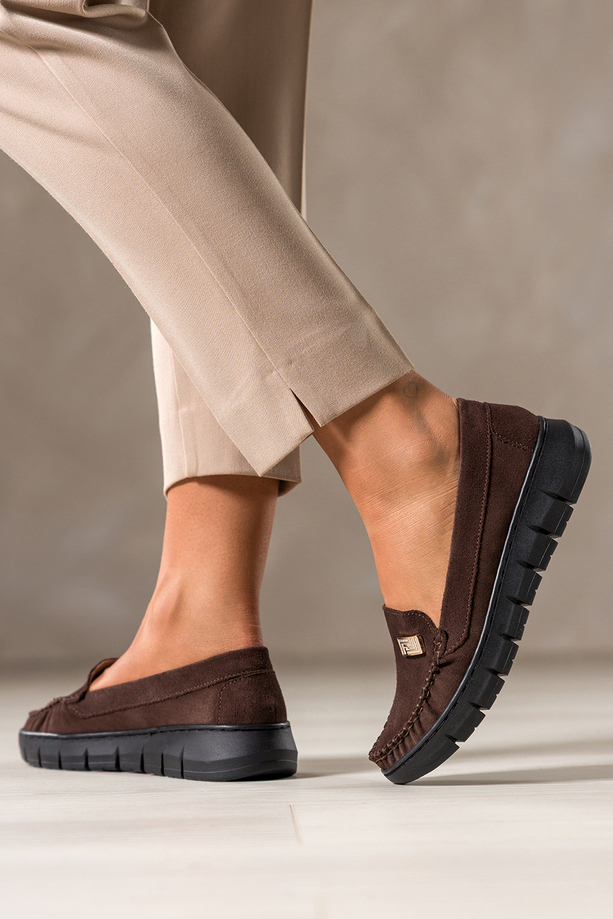 Czekoladowe mokasyny skórzane zamszowe damskie na elastycznej platformie ze złotą ozdobą PRODUKT POLSKI Casu 89832