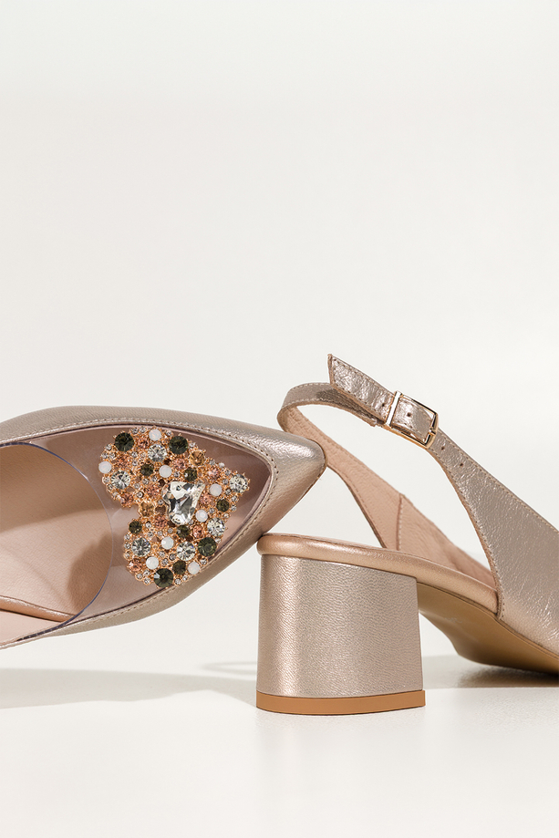 Złote czółenka skórzane damskie z odkrytą piętą transparentna wstawka ozdobne serce z kryształkami PRODUKT POLSKI Casu 7126-291