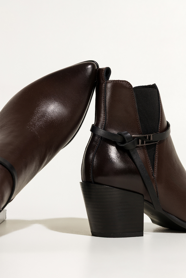 Czekoladowe botki skórzane damskie kowbojki na ściętym klocku guma w cholewce pasek ze stalową ozdobą PRODUKT POLSKI Casu 39435