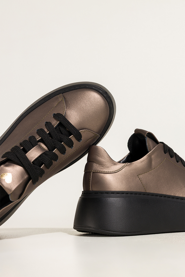 Metaliczne sneakersy skórzane damskie buty sportowe na platformie złote serce na języku sznurowane PRODUKT POLSKI Casu 8201