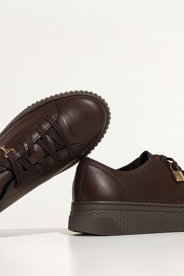 Czekoladowe sneakersy skórzane damskie buty sportowe na platformie ze złotą kłódką sznurowane PRODUKT POLSKI Casu 8854
