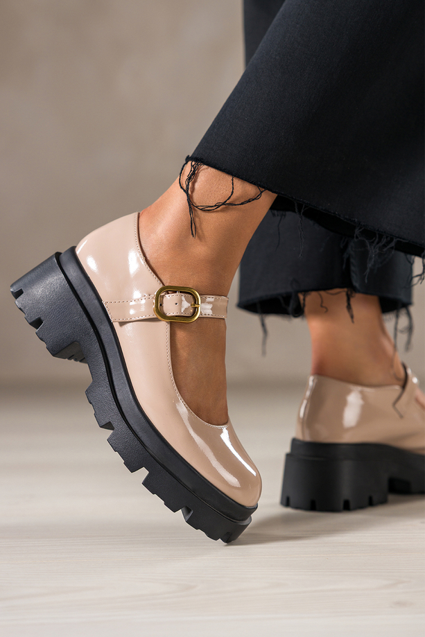 Beżowe półbuty damskie lakierowane Mary Jane z paskiem czarna bieżnikowana platforma Carla S986