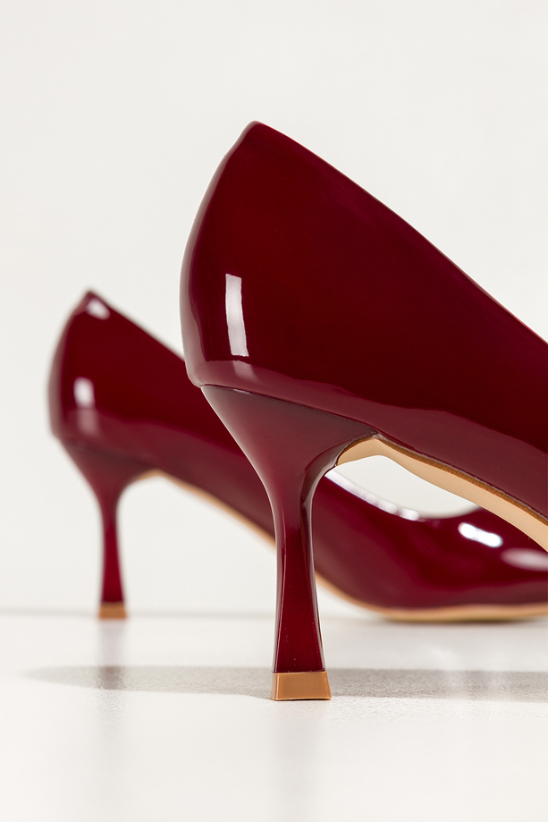 Bordowe czółenka damskie szpilki lakierowane obcas kieliszek Carla T08