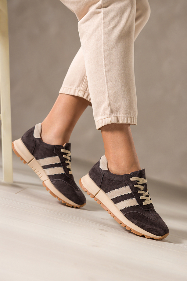 Czekoladowe sneakersy skórzane damskie buty sportowe na bieżnikowanej platformie beżowe wstawki sznurowane Carla TW-OC8919