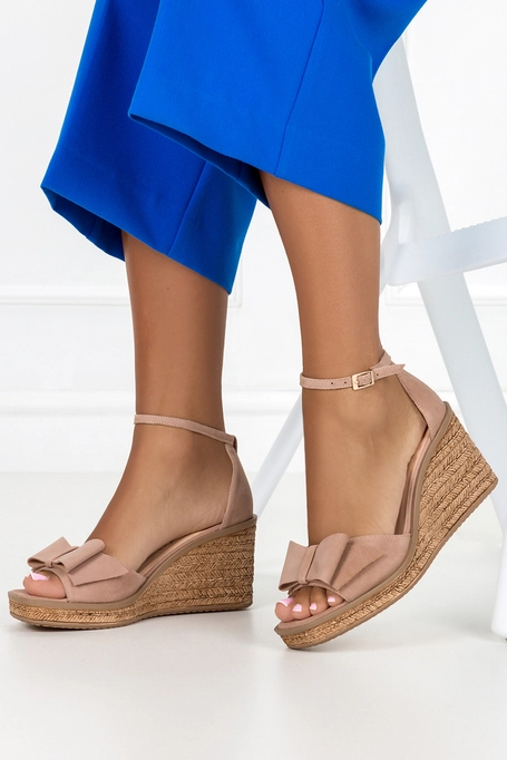 Beżowe sandały skórzane damskie espadryle na koturnie z zakrytą piętą pasek wokół kostki kokarda PRODUKT POLSKI Casu 2651-339-N