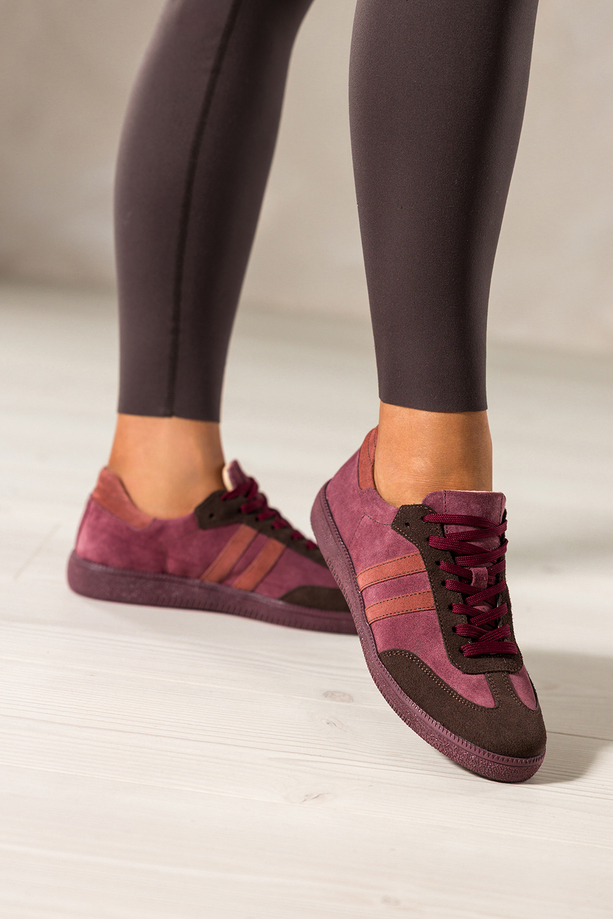 Bordowe sneakersy skórzane damskie buty sportowe na elastycznej podeszwie czekoladowe wstawki sznurowane PRODUKT POLSKI Casu M8931