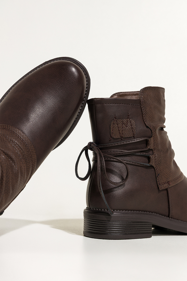 Czekoladowe botki damskie niski szeroki obcas marszczona cholewka z ozdobnym wiązaniem Casu 72414-7