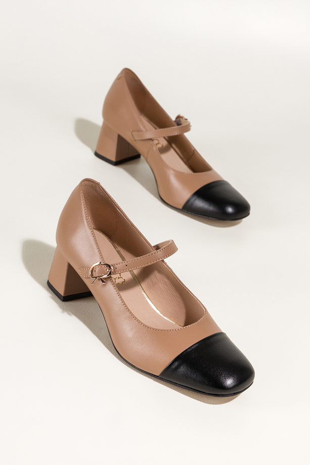 Beżowe czółenka skórzane damskie Mary Jane z paskiem na niskim klocku czarny nosek PRODUKT POLSKI Casu 7153-899-794