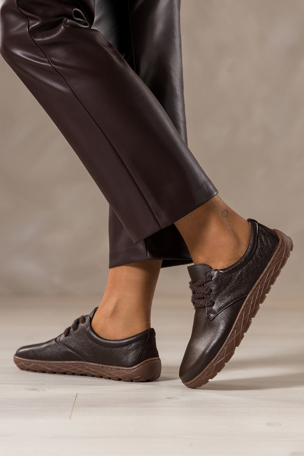 Czekoladowe buty barefoot skórzane damskie szerokie na elastycznej płaskiej podeszwie puszyste sznurówki PRODUKT POLSKI Casu 89811