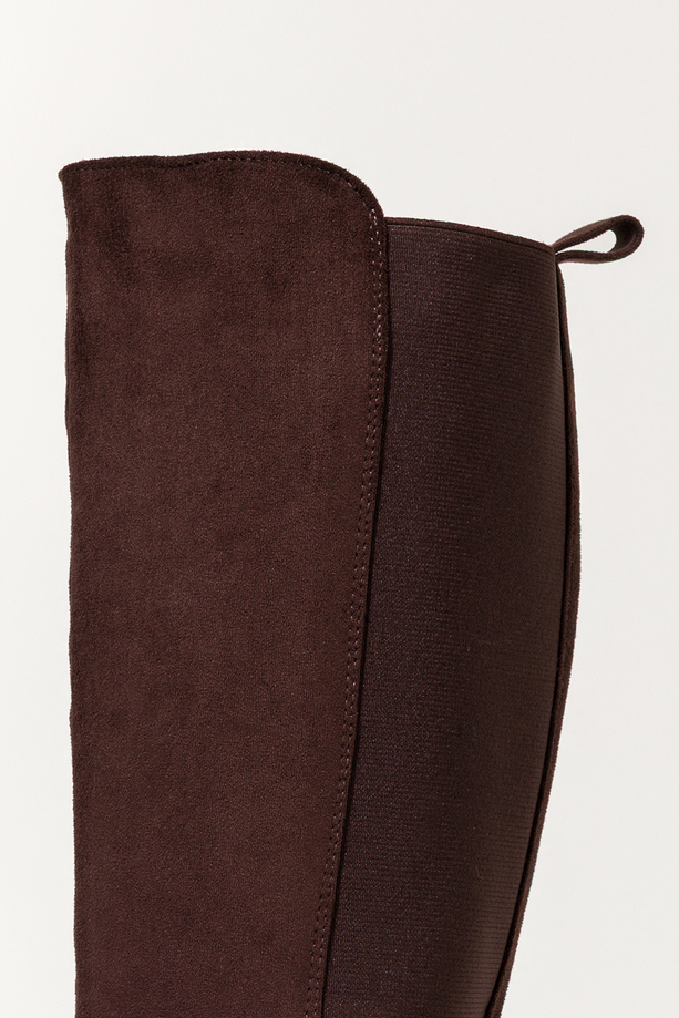 Czekoladowe kozaki damskie bieżnikowana podeszwa z ozdobnym przeszyciem elastyczna guma w cholewce Casu S7483-6