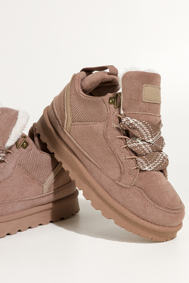 Ciemnobeżowe sneakersy damskie z futerkiem na bieżnikowanej platformie ozdobne sznurówki z wzorem Casu 22337-6