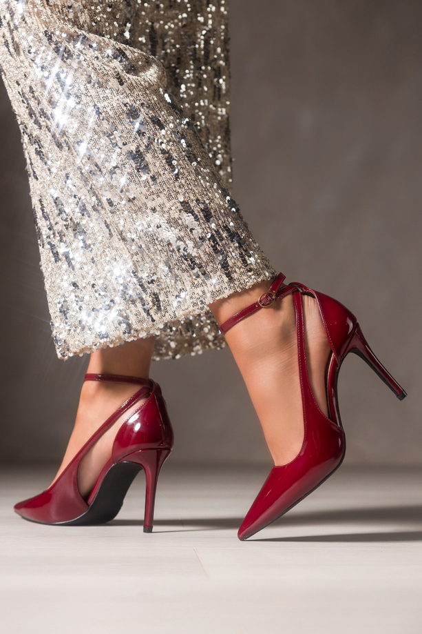Bordowe czółenka damskie lakierowane szpilki wycięcia na cholewce pasek wokół kostki Carla 641-8