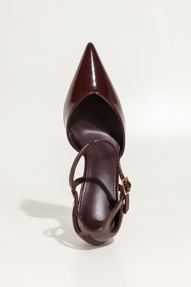 Czekoladowe czółenka damskie szpilki lakierowane z paskiem wycięcia na cholewce Carla OV849