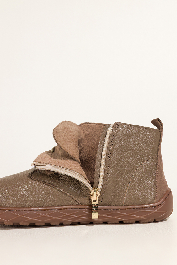 Ciemnobeżowe botki barefoot skórzane damskie szerokie na elastycznej płaskiej podeszwie złota ozdoba elastyczne sznurówki PRODUKT POLSKI Casu 69927