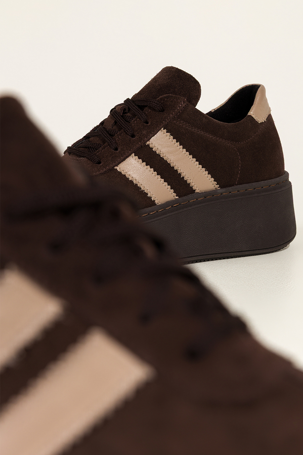 Czekoladowe sneakersy skórzane damskie buty sportowe na platformie beżowe wstawki sznurowane PRODUKT POLSKI Casu 5967