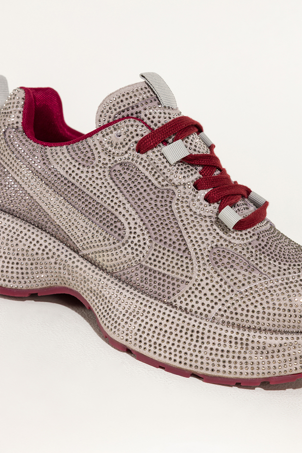 Szare sneakersy damskie buty sportowe na ozdobnej platformie błyszczące cyrkonie bordowe sznurówki Carla QP-0607-6