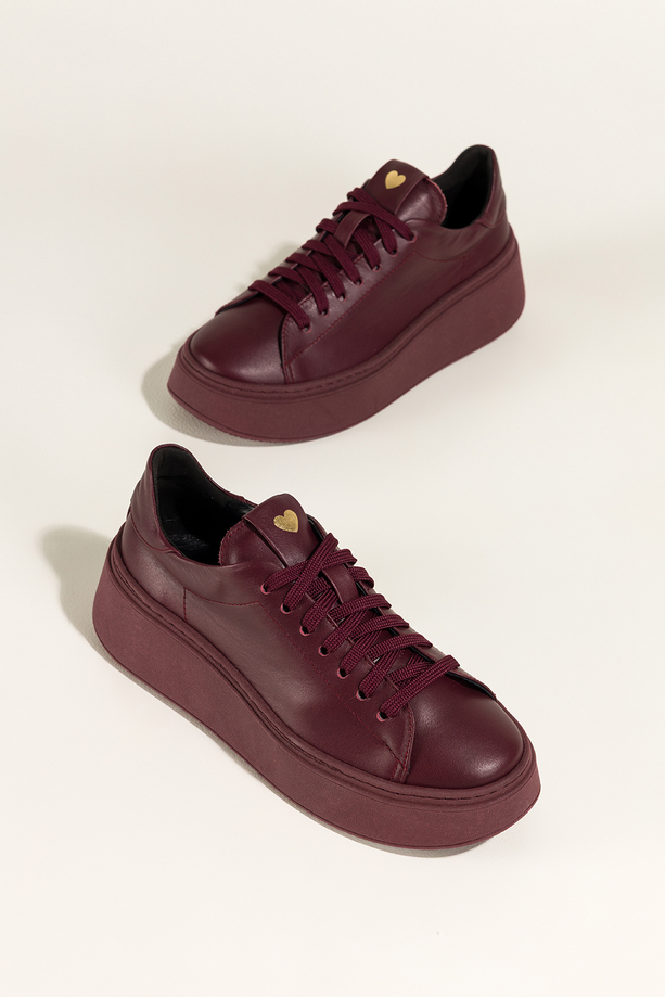 Bordowe sneakersy skórzane damskie buty sportowe na platformie złote serce na języku sznurowane PRODUKT POLSKI Casu 8201