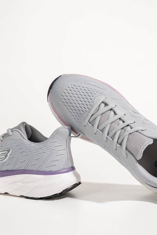 Szare sneakersy damskie buty sportowe na siłownię na białej platformie ze żłobieniami fioletowe wstawki sznurowane Casu GF-JX647