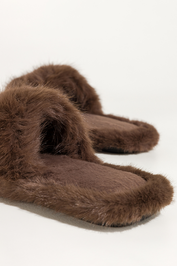 Czekoladowe kapcie damskie obuwie domowe futrzane szeroki pasek ze złotą ozdobą Casu UO961