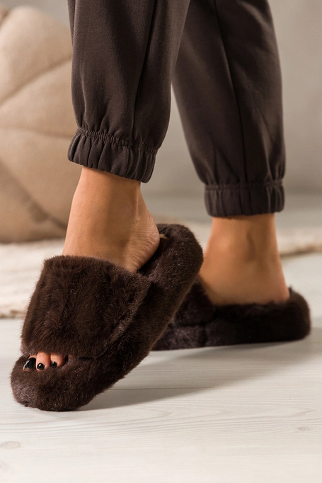 Czekoladowe kapcie damskie obuwie domowe futrzane na platformie Casu NG-43