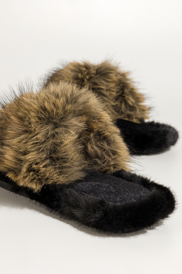 Beżowe kapcie damskie obuwie domowe futrzane szeroki pasek z długim włosiem Casu UO965