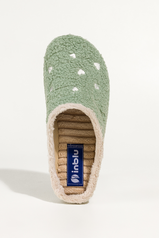 Miętowe kapcie damskie Inblu obuwie domowe z materiału typu baranek ozdobione sercami VG999966