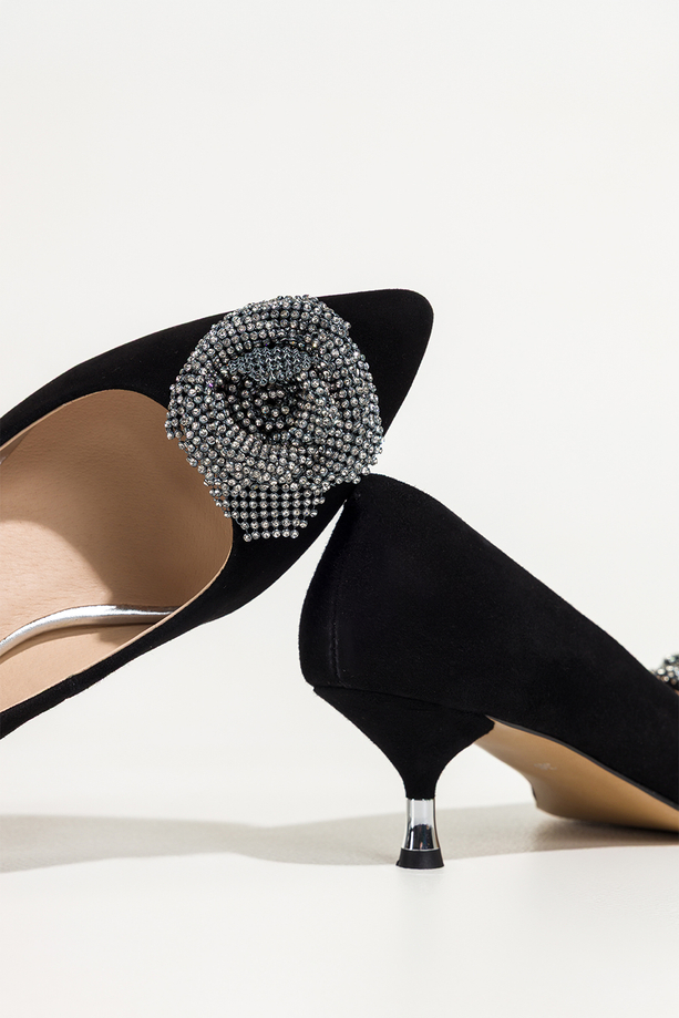 Czarne czółenka skórzane damskie kwiat z cyrkoniami niski obcas kieliszek  PRODUKT POLSKI Casu 6926-699