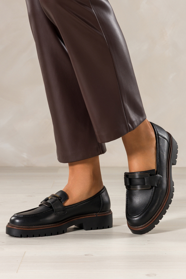 Czarne mokasyny skórzane damskie Sergio Leone na bieżnikowanej podeszwie czarna ozdoba na cholewce NP74833-H