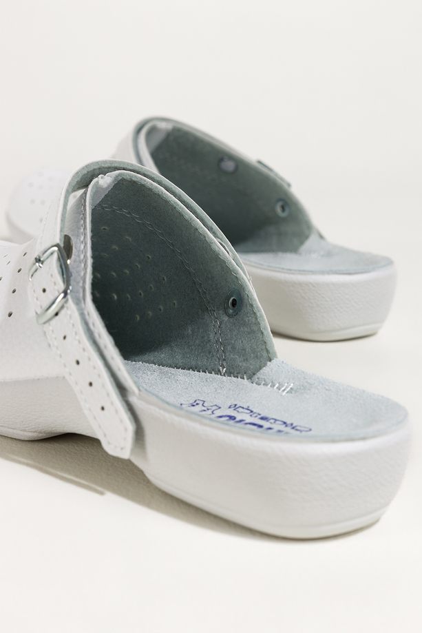 Białe klapki damskie Inblu sanitarne medyczne skórzana wkładka wąski pasek ze srebrną klamrą ZV999995