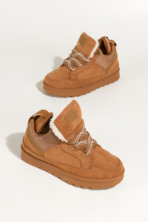 Camelowe sneakersy damskie z futerkiem na bieżnikowanej platformie ozdobne sznurówki z wzorem Casu 22337-7