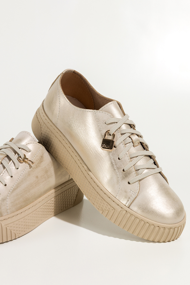 Złote sneakersy skórzane damskie buty sportowe przecierane na platformie z kłódką sznurowane PRODUKT POLSKI Casu 1145